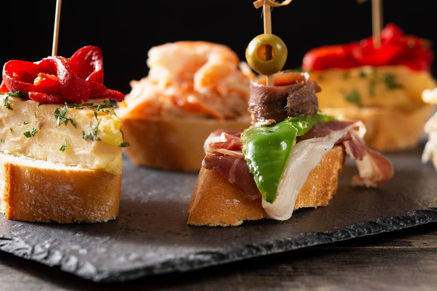 surtido pintxos espanoles mesa madera comida tipica espanola 123827 21819